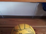 Licitálj a női csapatunk által aláírt labdára…