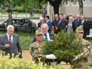 Koszorúzás a Hősök Napján…