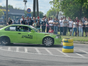 Gumifüstöléssel nyílt meg az új autószalon…