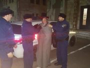 Az utcán feküdt…