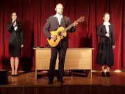 A Teatro Társulat „Egy nép kiáltott” című rendhagyó órája képekben:…