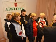 Meleg ételosztás a Kossuth utcán…