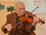 Laci bácsi fittyet hányva 101 éves korára hegedűt ragadott…