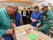 Kerámia házszámokat készítenek a Hajléktalan Szállón…