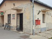 Télire bezár a vasútállomási kis posta…