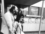 Peter Grant, a Led Zeppelin managere Jimmy Page-dzsel bolondozik.
Led Zeppeli…