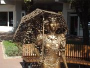 Megrongálták a napernyős lány szobrot Szentesen!…