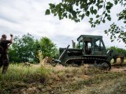 Szentesi katonák is építik Mórahalomnál az ideiglenes kerítés mintaszakaszát…