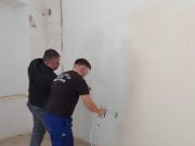 A kilencedikes festő tanulókkal megnéztük a SZÁKK tanműhelyét. Az egyik mester, …