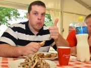 Áron lett a csirkeszárny evőbajnok…