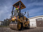 Egy új technikai eszközzel, a CAT CB 2.5GC típusú aszfalttömörítő úthengerrel bő…