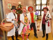 Mosollyal gyógyítanak a Karitáció bohócdoktorai…