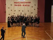 A kitűzött szalag jelkép…