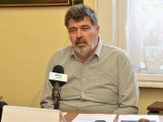 A víz langyos, a hangulat forró az üdülőközpontban…