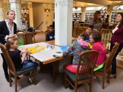 Anyák napi kézműveskedés a könyvtárban…