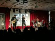 Gitárral lehet csajozni, tablettel nem…