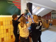 Hagyományainkhoz hűen idén is együtt, iskolánk tanulóival díszítettük fel a kará…