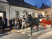 Kuglófillat, gramofonzene, hintó és pacal…