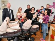 Új családnál tesz jó szolgálatot a hármasiker babakocsi…