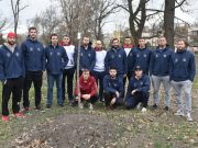 A fiúk is örökbefogadtak egy fácskát…