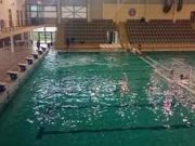 Dübörög a zene, a lányok már a medencében ideje indulni az uszodába…