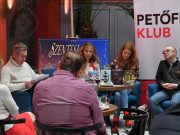 Sok nevetés a színházban…