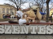 Megérkeztek a busòk a Kossuth térre. 16 òrakor kezdődik a felvonulás….