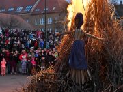 Képek a Télbúcsúztató menetről és a tűzgyújtásról