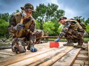 Az Alacsonyvízi Hídépítő Század katonái szakharcászat keretén belül egy fűrészte…