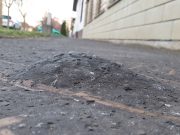 Kreatív járdajavítás…