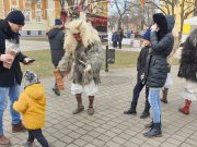 Megérkeztek a busòk a Kossuth térre. 16 òrakor kezdődik a felvonulás….