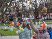 Feldíszítették a tojásfákat a Kossuth téren az óvodások és iskolások, így ünnep…