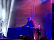 Nógrádi János vendégeként B. Tóth László a színpadon keveri a zenét…