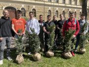 Nyolc emlékfát vettek át iskolánk végzős diákjai a mai, Föld napja alkalmából sz…