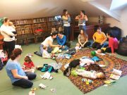 A SzenTest Anyakör szombati (03.18.) találkozóján a babahordozás került terítékr…