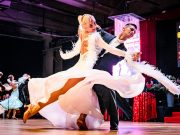 Kitaposott ösvényen haladnak a táncosok…