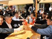 Limonádét és kulcstartó ajándékba a magyar érettségi után…