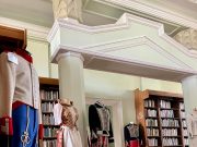 Szépséges múltidéző huszáregyenruhák a könyvtárunkban! Érdemes bejönni és megnéz…