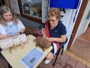 A Csipkeverő szakkör tagjai ìgy várják a szakkörök alkotásainak kiállítására a l…