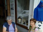 A Csipkeverő szakkör tagjai így várták ma a szakkörök alkotásainak kiállítására…