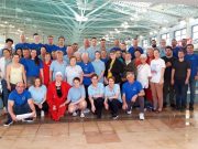 Kétszázötven úszó a medencében…