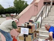 Könyvtárunk előtt újra lehetőség van a leselejtezett könyveinkből válogatni! A k…