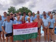 A Várfürdőben úsztak a Delfinek…