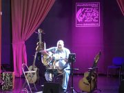 Csodálatos hangszerek sorakoztak fel a színpadra. 19 órától meg is szólaltatja ő…