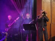 GALÉRIA Mesés koncerttel örvendeztette meg a szentesi közönséget a Molnár Dixiel…