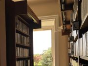 Szépséges könyvtárunk, egy napos szombaton ….