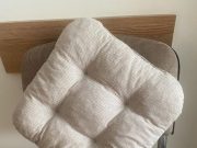 Tegnap a nagy tapsolásban valaki elhagyta a párnáját a Megyeháza udvarban!…