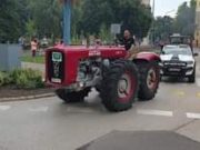 2 km-es traktor konvoj az I. Szentesi Traktoros Fesztivál felvonulásán (videó ré…