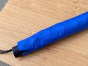 Tegnap valaki a Nyári Színházban felejtette ezt a kék esernyőt!…