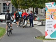 Almás vagy meggyes? – bringás reggeli a Kossuth téren…